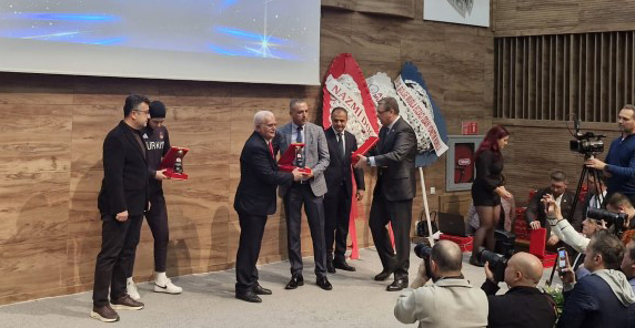 ALİ ZAĞLI'YA EGE'NİN EN'LERİ ÖDÜLÜ VERİLDİ